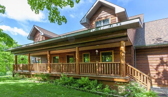 Serenity Lodging- Large Peaceful Home-10 miles from the Heart of Downtown