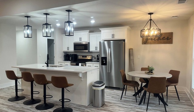 Serenity LoungenNEW-FRESH-MODERN HOUSE nWith TVs in All rooms