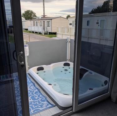 Serenity - Luxury Hot Tub, Sunnymede, Fantasy Island, Caravan with Ramped Access, Parking, Dog Friendly - East Coast Holidays