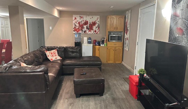 Serenity & memorable Cozy Lower Level Apartment Room in TownHouse Private Entrance