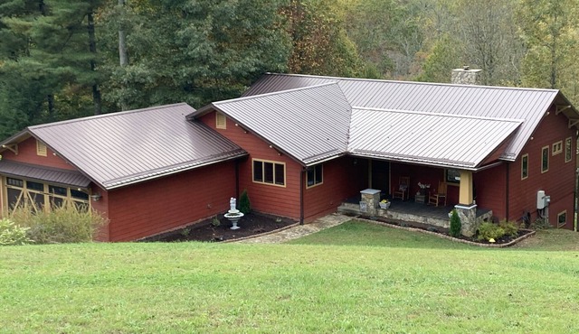 Serenity Mountain Manor 3BR-2-1/2BA 7 acres bordered by gorgeous mountain stream