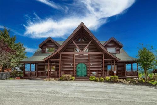 Serenity Mountain Pool Lodge, Theater Room, 560 FREE tickets each paid day!