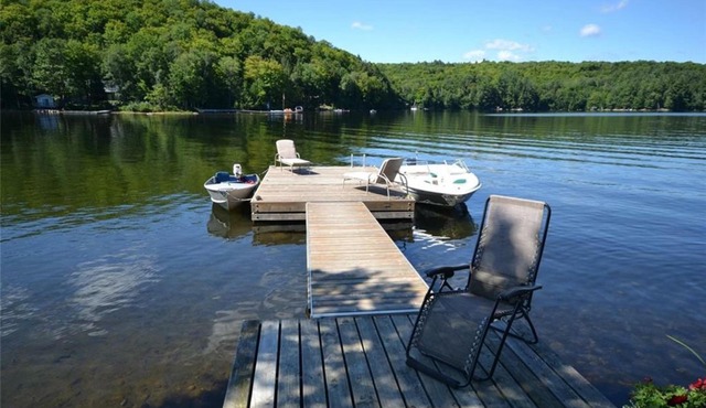 Serenity Now! Beautiful Drag Lake. Beach, dock, hot tub and fire pit. Flat lot.