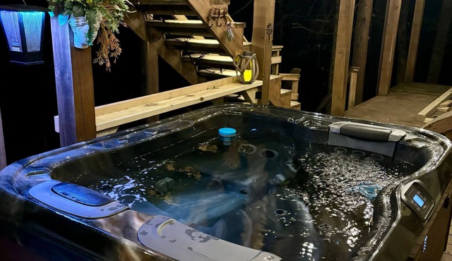 Serenity Now - Family and pet friendly, hot tub, firepit, deluxe peaceful retrea
