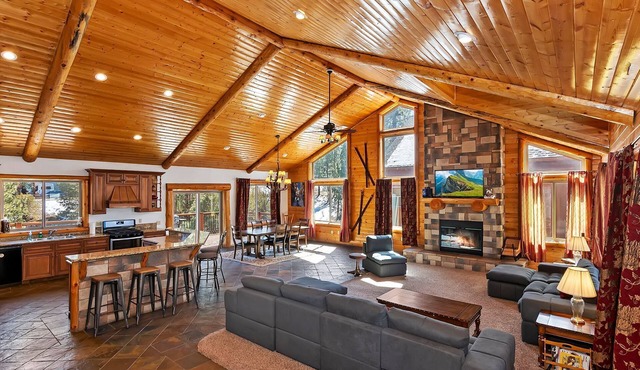 Serenity Now Lodge by Destination Big Bear: Luxury Log Home in Castle Glen Estates! Hot Tub! Pool Table! Ping Pong!
