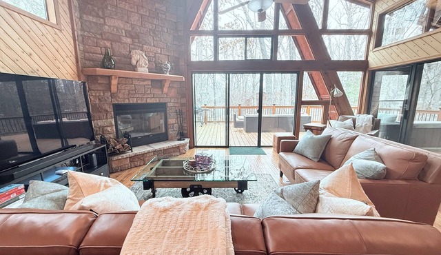 Serenity Now – Pristine Lake Chalet with Hot Tub, Kayaks & Peaceful Nature Views