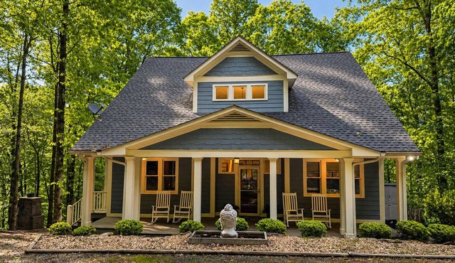 "Serenity Now" Treetop Luxury Cottage, Firepit, Games, Movies, Dog Friendly