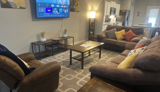 Serenity Oasis w/3 Bedrooms, 2 Baths, 7 Beds and workspaces. Productive Paradise