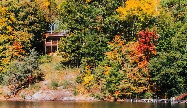 Serenity on Cedar-Lakefront Log Cabin- 10 boats, foosball & hot tub