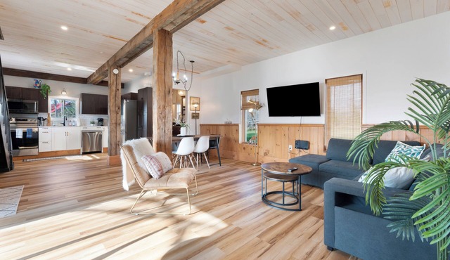 Serenity on Crowe River- escape to tranquility in beautiful cottage with hot tub