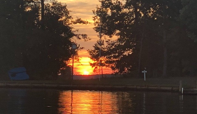 Serenity on Lake Sinclair 3bd 2bth Sleeps 11, Dock, Firepit, +On-Site Boat Ramp!