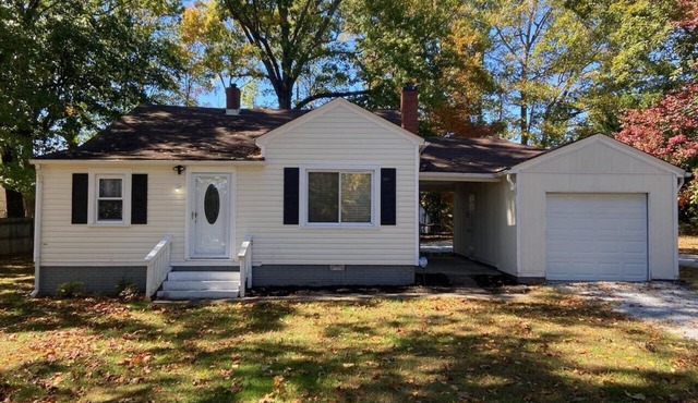 Serenity on over an acre easy access to 311/HPU
