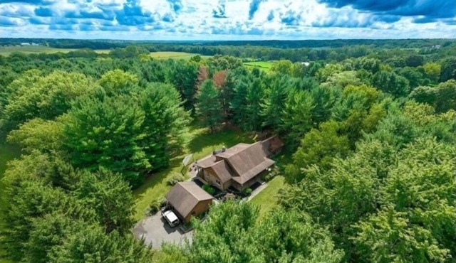 Serenity on Seven Acres - Luxurious Log Cabin