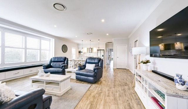 Serenity on Severn - Exquisite Family Home, 3 TVs