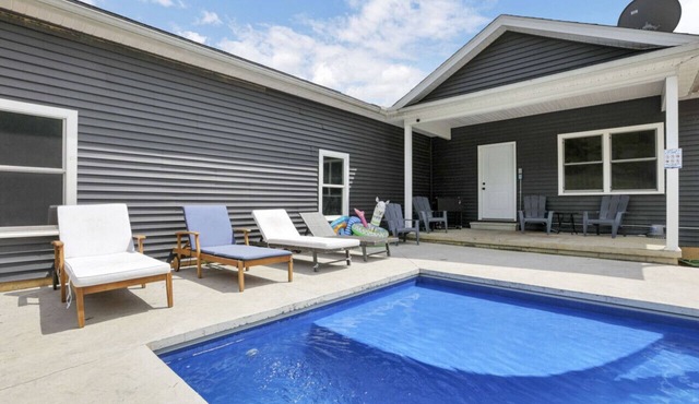 Serenity on Siverly: Saltwater pool and amazing view