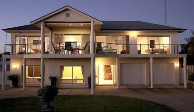 SERENITY ON SOUTHEntire double story large family holiday home in Pt Hughes