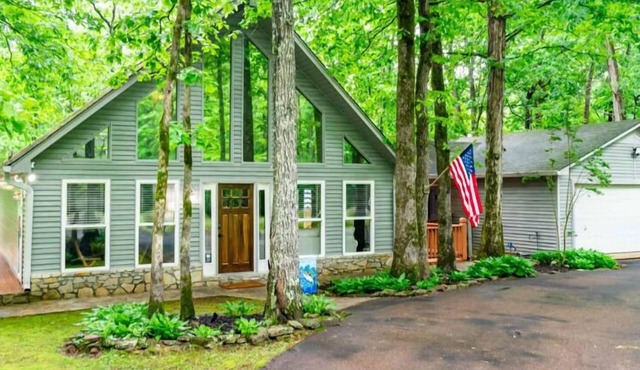 Serenity Over the Woods: Relax and unwind in this great 3/2 home in the trees.