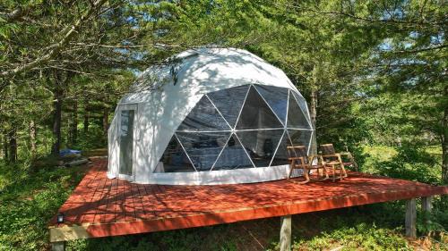 Serenity Point Dome - Romantic Glamping Escape on a Private Pond