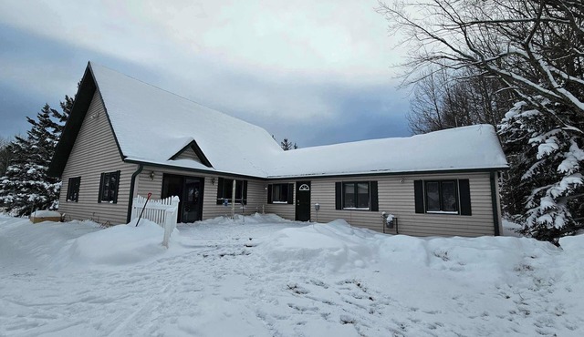 Serenity POW! ~ Indoor Hot Tub (WINTER ONLY)~ 3 Private Acres!