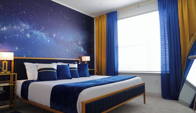 Serenity Retreat 1BD Lux King in Southeast Jax with Balcony and Lake View