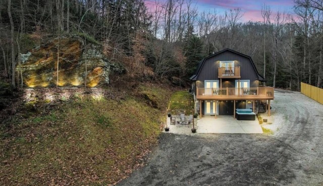 Serenity Retreat| Pickleball/Hot Tub/Sleeps 12+