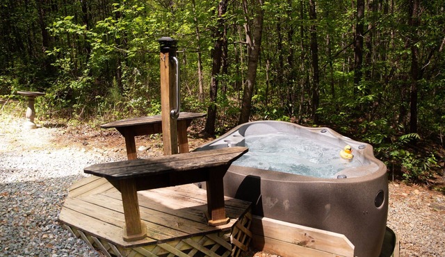 Serenity Ridge Cabin B: Couple's Retreat + Hot Tub