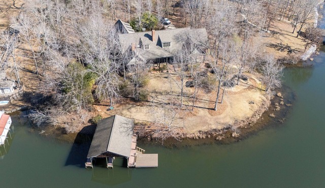Serenity Shores Lakehouse – Stunning 5-Bedroom Retreat with Breathtaking Views