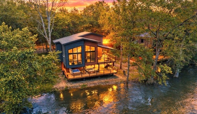 Serenity Shores, Riverfront Cabin in Broken Bow