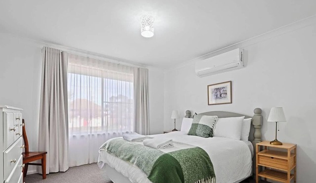 Serenity - Short Drive to CBD, Firepit