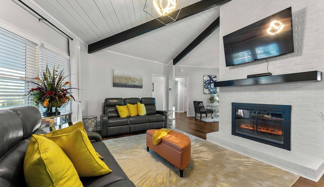 Serenity Spot- Charming 3-bedroom house 20 minutes from the Airport.