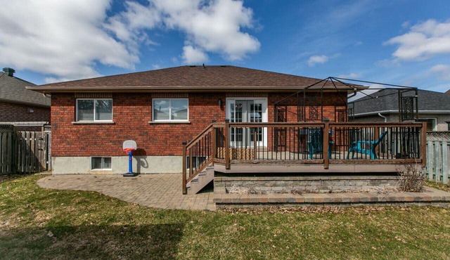 Serenity & Style: 4BR w/Hot Tub, BBQ & Fire Table