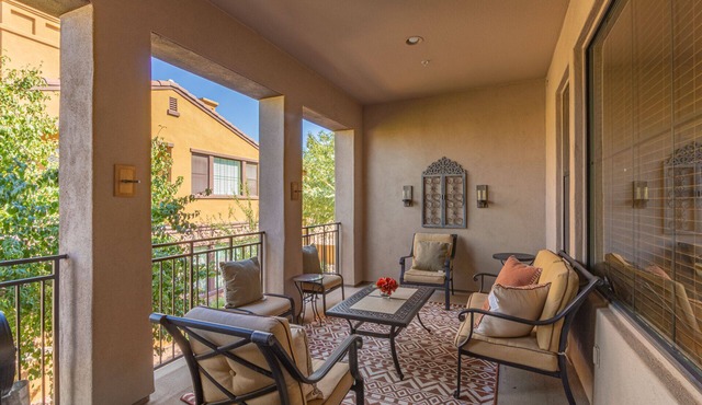 Serenity Town House! Heated Pool, Gym! 2 King Beds! 1 Dog Friendly!