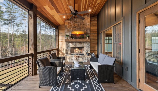 Serenity View - Dog Friendly, 2 King Beds, Close to Orchard