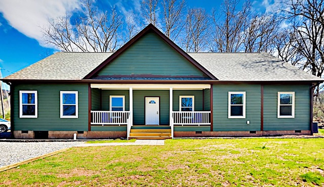 Serenity Views Comfort - Hot Tub, Sunsets, King Suite, Chef's Kitchen, Dogs!