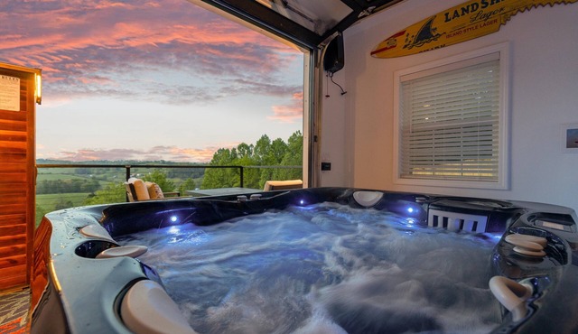 Serenity Villa: Luxurious Retreat with Hot Tub, Rooftop Deck & Mountain View's