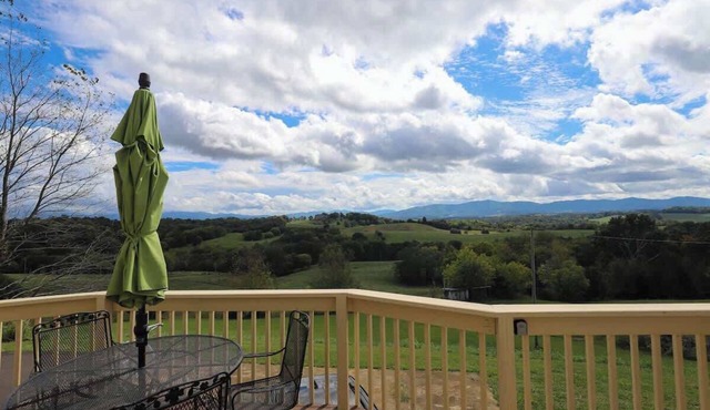 Serenity with Mountain Views 3BR + Deckside Views