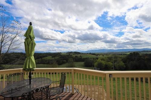 Serenity with Mountain Views 3BR Deckside Views