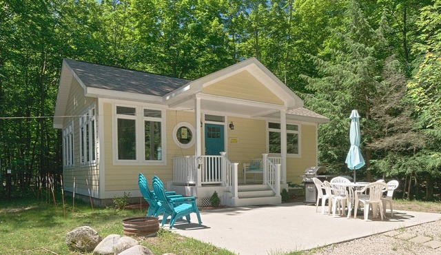 Serenity Woods Cottage at Platte Lake, Honor MI. Traverse City area!