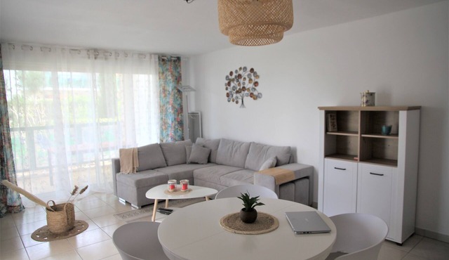 Serignan-Canal du midi. Spacious apartment in luxury apartment complex. Full A/C