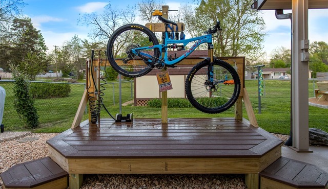 Seriously Fun Retro Retreat+Dwtwn Rogers+Fire Pit