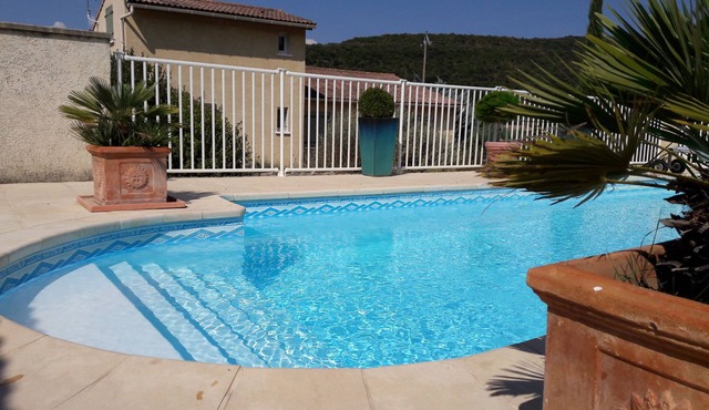 SERPOLET gîte with shared pool in the Ibie valley