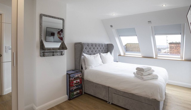 Serviced Penthouse Apartment in Old Town Swindon