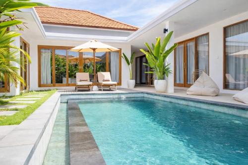 Seseh Beach-Twin Villa Celestine ensuite Bedroom 2 in shared villa-650m to beach