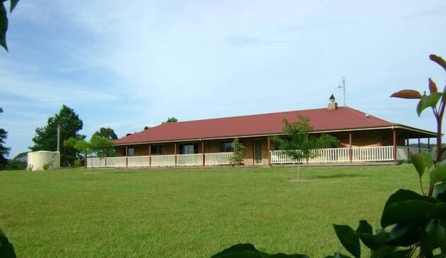 Set in the bush, family Friendly well optioned home close to lakes and beaches