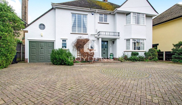 Set in the prestigious Second Avenue offering great access to the beautiful beach and greensward