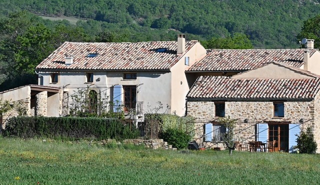 Set of 3 4* gîtes at the foot of the Luberon with swimming pool