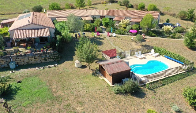 Set of 4 air-conditioned 3* gîtes, swimming pool for 16 people in the middle of the vineyards.