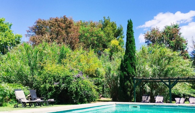 Set of houses in a farmhouse close to the sea, group of 25 people