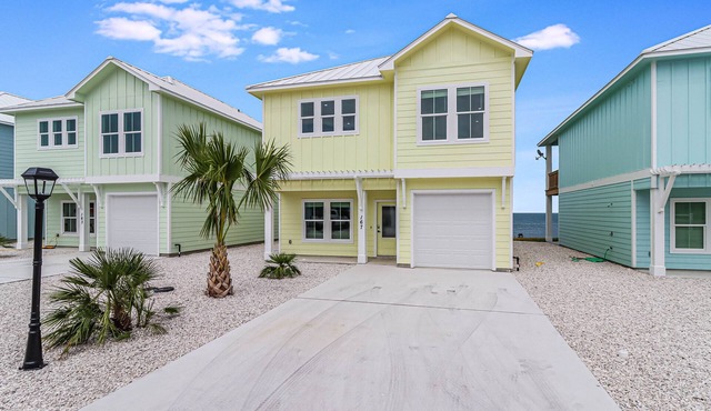 Set Sail- Waterfront, Pool, Personal Hottub,Walk to Bars, Restaurants, Pier