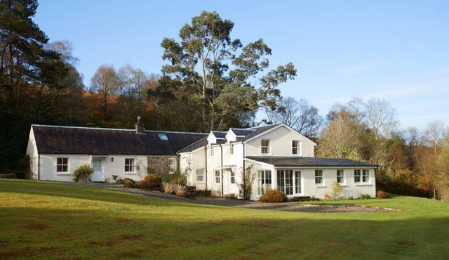 Set with breath-taking views of Loch Etive and Glencoe beyond. A track leads straight to the Loch